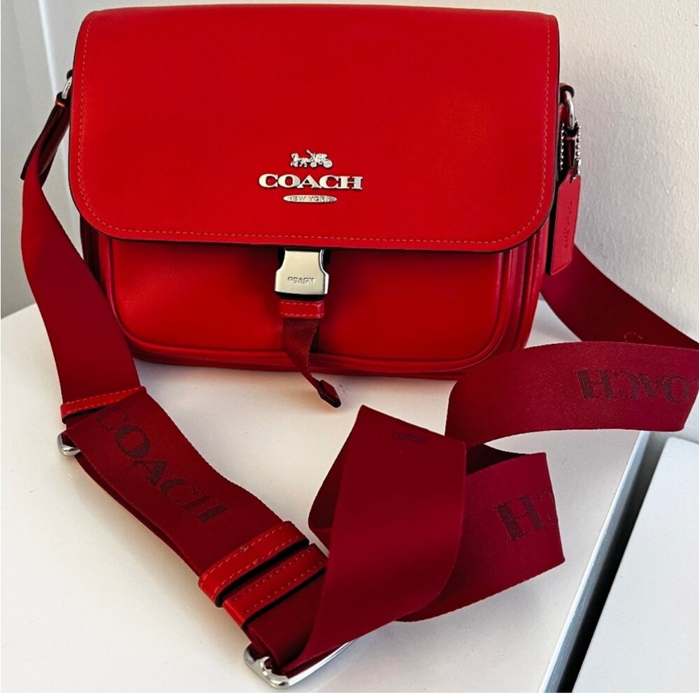🎉SOLD ON ANOTHER PLATFORM! Coach Smith Pace Messenger Crossbody in Miami Red